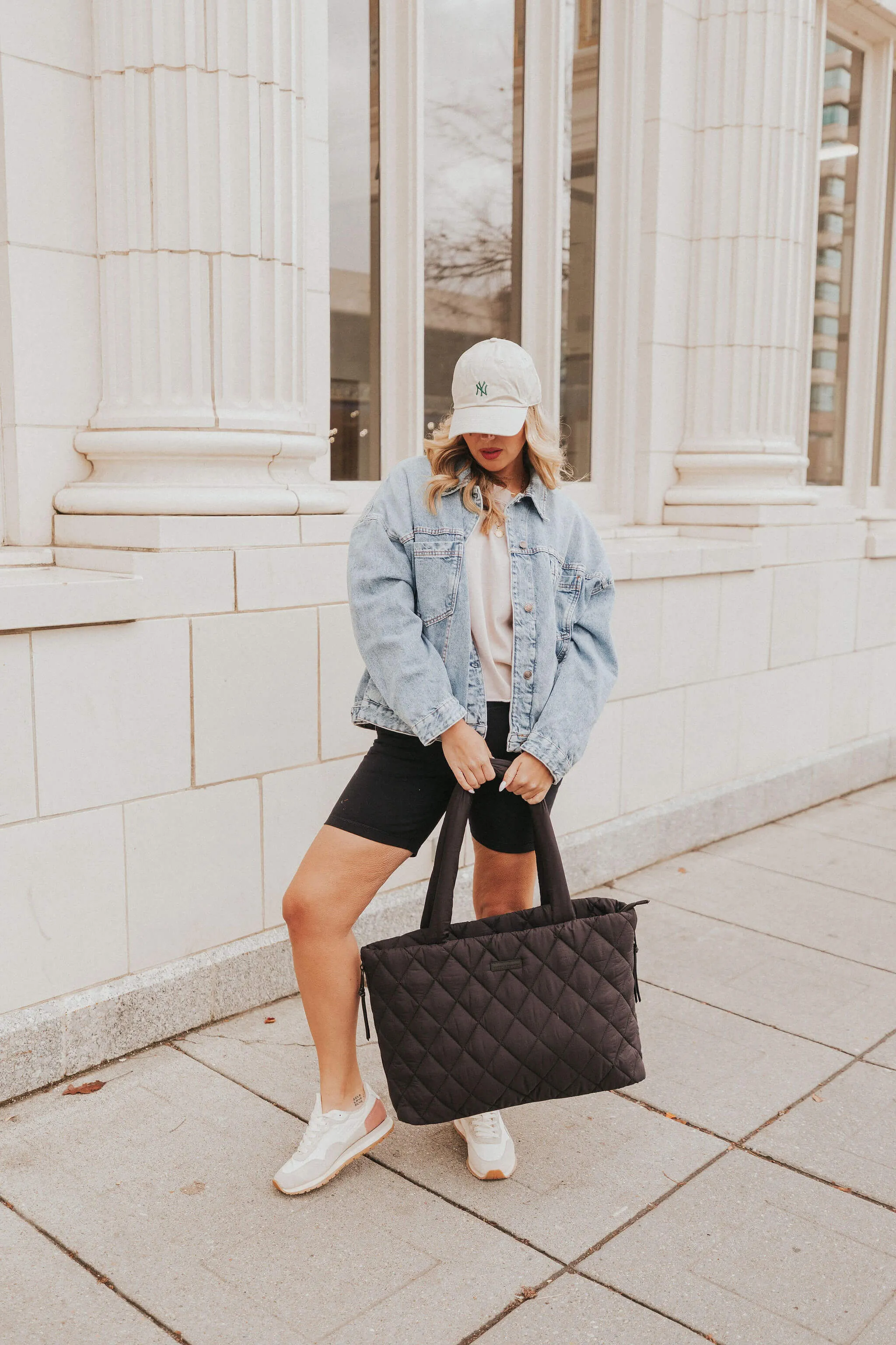 Tote It Black